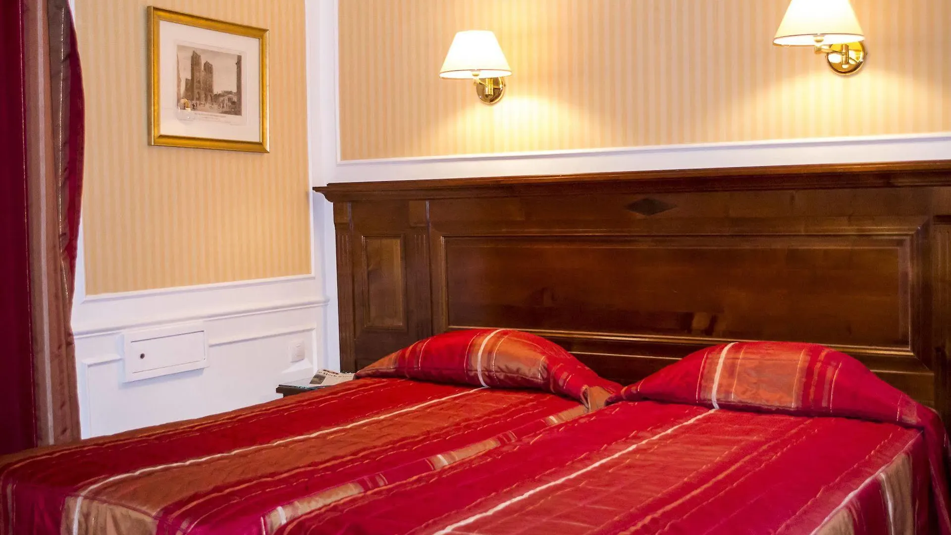 Hotel Touring Opera Paris 3*,